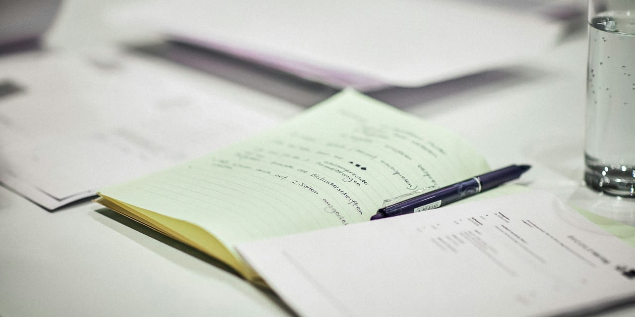Dosar cu acte pregatit pentru o cerere la primarie