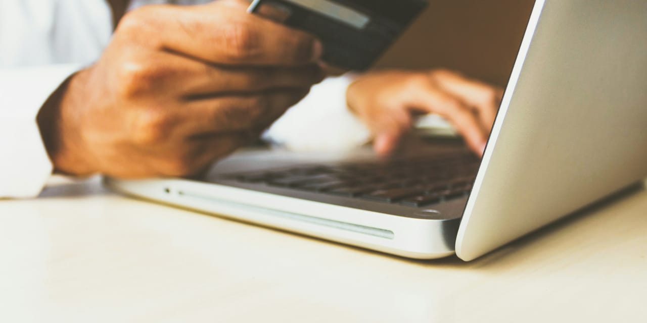Persoana care plateste o taxa online catre o institutie publica