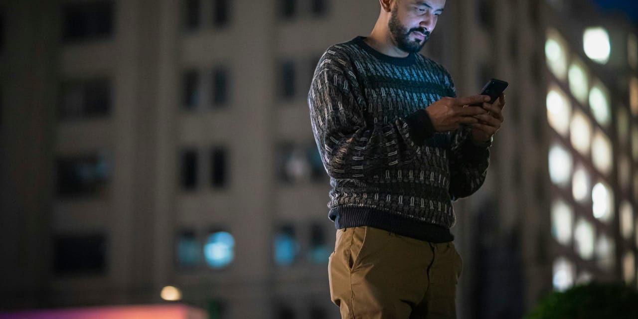 Cetatean care trimite o sesizare online de pe telefonul mobil
